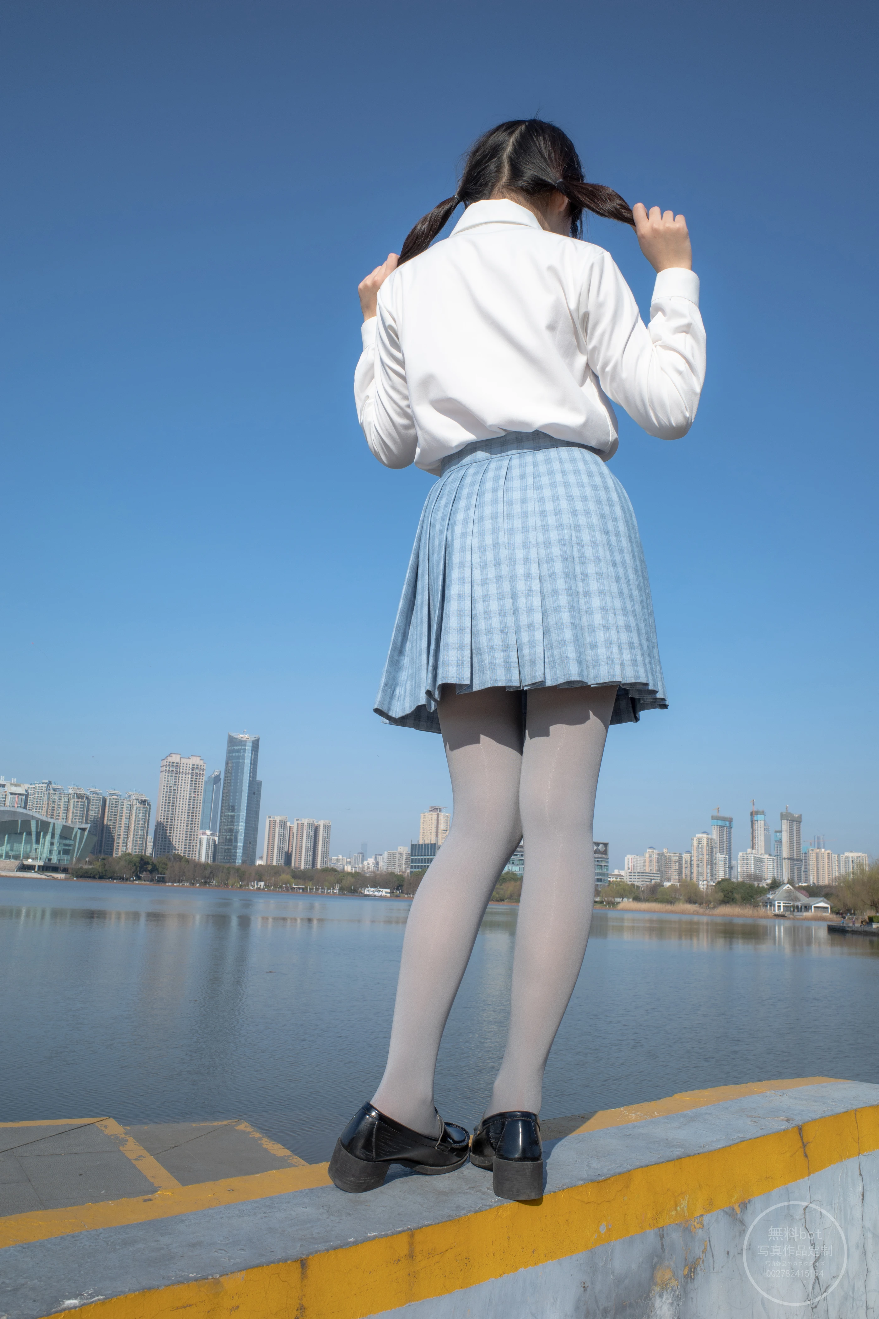 森萝财团 有料 NO.030 小香 户外公园里的JK制服灰丝美腿 [100P]插图5